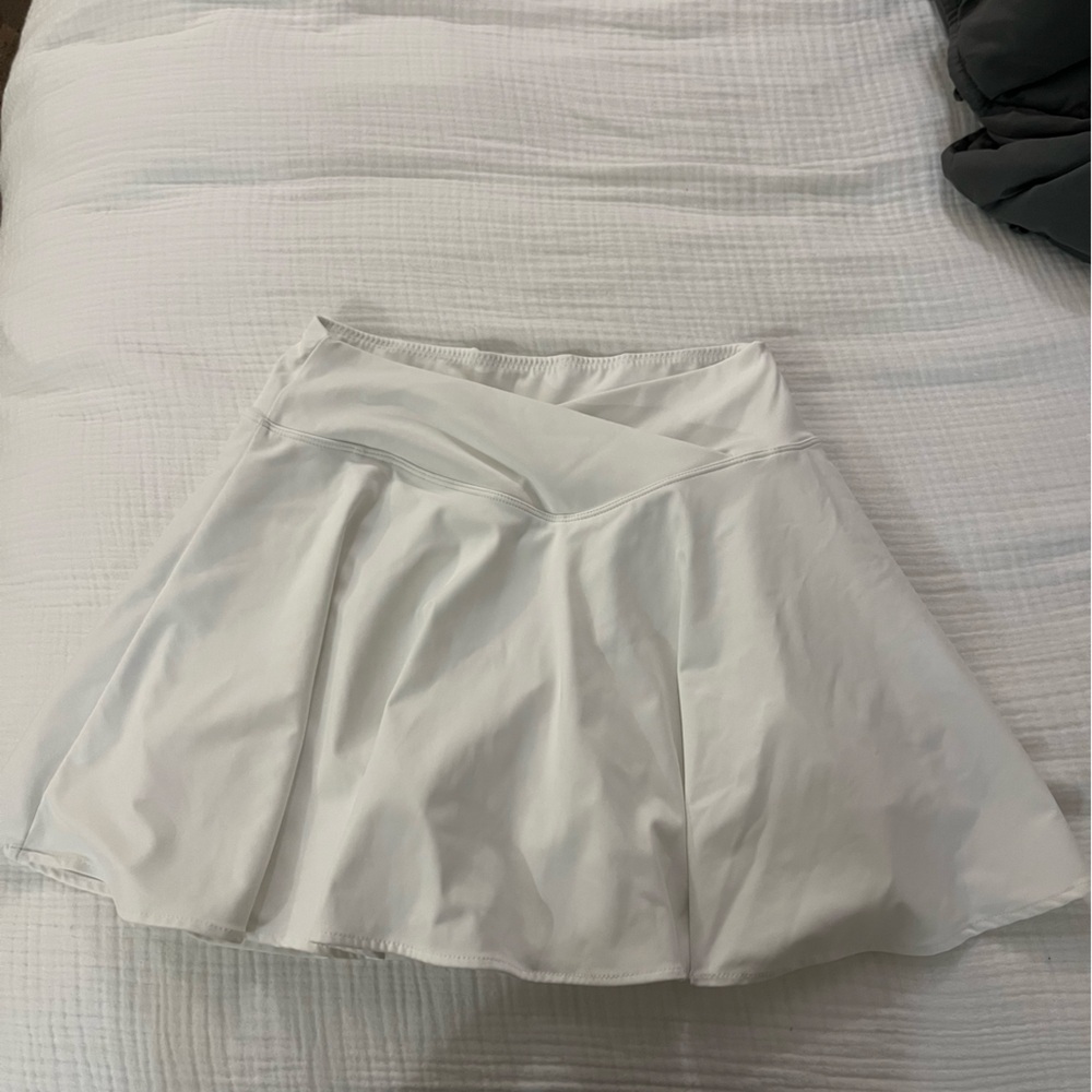 Amazon Classic White Mini Skirt